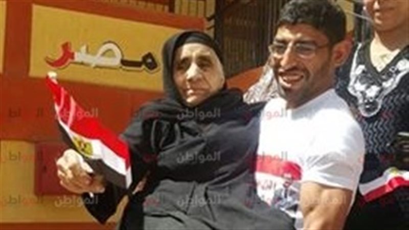 شاب مصري يحمل المستقبل