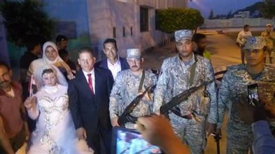 صور| بملابس الزفاف.. عروسان يدليان بصوتهما في إحدى لجان البحيرة