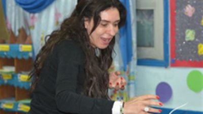 صور| الراقصة دينا تدلي بصوتها في انتخابات الرئاسة المصرية 2018