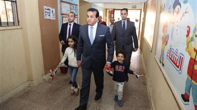 وزير التعليم العالي يكشف سبب اصطحاب أحفاده أثناء الإدلاء بصوته