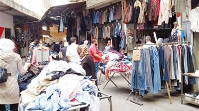 احتلال الباعة الجائلين لشوارع حي الموسكي.. والأهالي يستغيثون