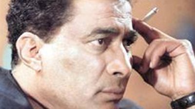 العبقري أحمد زكي ورحلته مع السرطان.. وطبيبه: غدر الناس كان أشد قسوة عليه