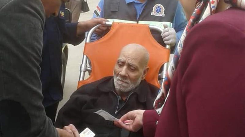 نقل رجال اسعاف بني