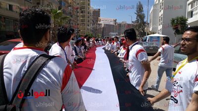 علم 100 متر يتقدم مسيرة جامعة دمنهور للحشد للتصويت في الانتخابات الرئاسية (فيديو)