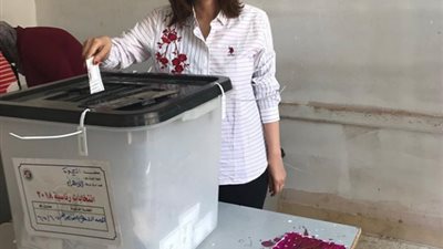منال سلامة تدلي بصوتها في الانتخابات المصرية 2018 