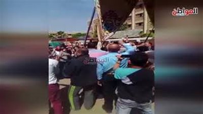 انتخابات الرئاسة 2018.. عجوز يرقص وسط الفتيات أمام اللجنة (فيديو)