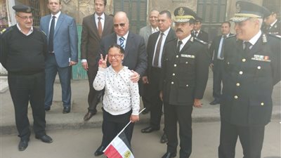 مدير أمن القاهرة من أمام لجان الانتخابات المصرية 2018: ساعدوا كبار السن