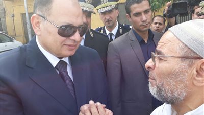 مدير أمن الجيزة يتفقد لجان انتخابات الرئاسة 2018.. ويلتقط الصور التذكارية