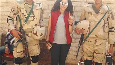 ألفت عمر تدلي بصوتها في الانتخابات الرئاسية المصرية 2018