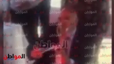 الشرطة تنقل مسن ليدلي بصوته في انتخابات الرئاسة المصرية 2018 في ثاني أيام العرس الانتخابي 