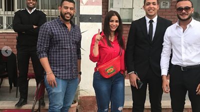 إيناس عز الدين تشارك بصوتها في الانتخابات المصرية 2018