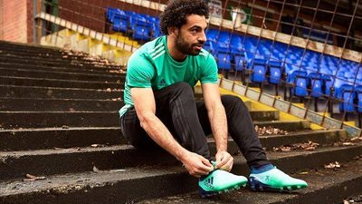 صور|  محمد صلاح يعرض حذائه الجديد لمواجهة مانشستر سيتي بدوري الأبطال
