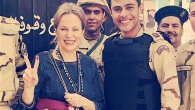 شيرين رضا تدلي بصوتها في الانتخابات الرئاسية رافعة علامة النصر
