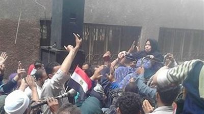 ناخبين المنيا يزفون سيدة بكرسي متحرك للإدلاء بصوتها في ثالث أيام الانتخابات المصرية 2018