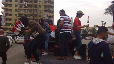 الانتخابات المصرية 2018 .. سيارة توزع الأعلام على المواطنين بالتحرير