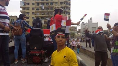 الانتخابات المصرية 2018 .. مواطنون يوزعون الأعلام المصرية في ميدان التحرير
