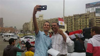 من ميدان الثورة .. ناخبون يلتقطون السيلفي انتخابات الرئاسة 2018  