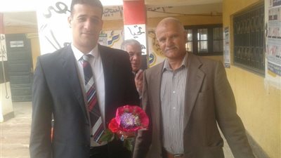 مواطن يقدم الورد لمستشار داخل لجنة بشربين في الانتخابات المصرية 2018 