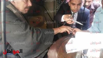 رئيس لجنة ينتقل إلى رجل سبعيني داخل توك توك للإدلاء بصوته في انتخابات الرئاسة بسوهاج (صور)