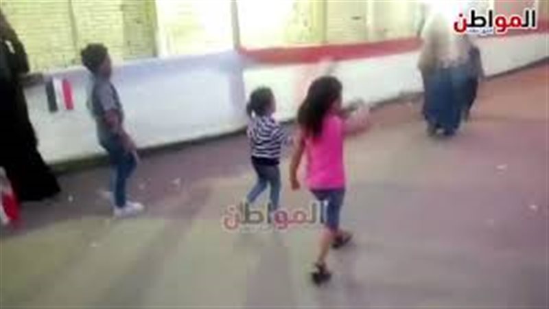 الأعلام في أيدي الأطفال