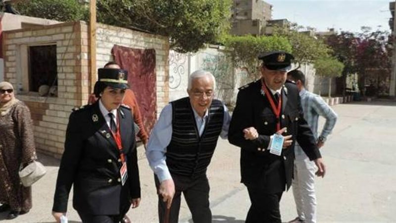 رجال الشرطة يساعدو