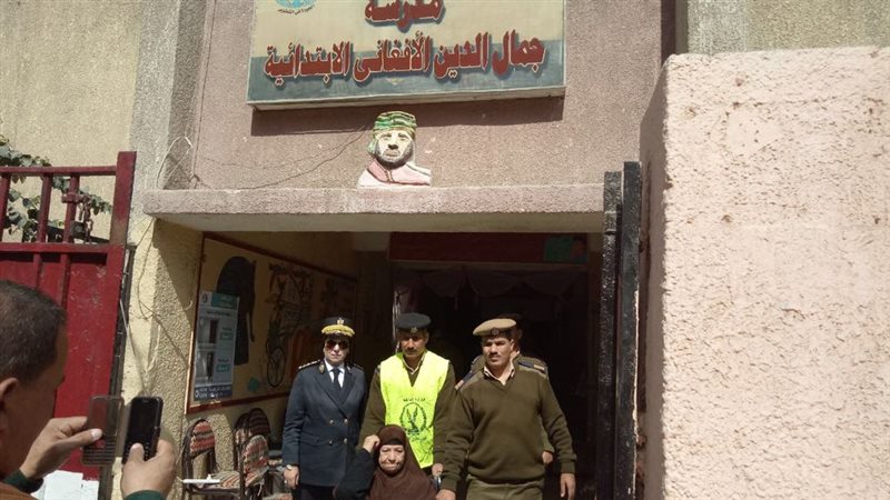 رجال الشرطة يساعد
