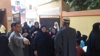 قاضي لجنة ينزل لمسنة بمدرسة النسايمة في الدقهلية