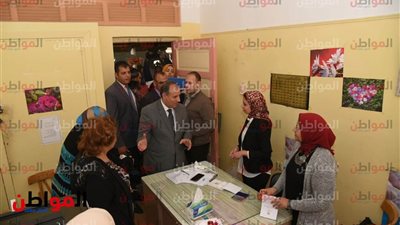محافظ الإسكندرية يداعب موظفي اللجان أثناء الإدلاء بصوته 