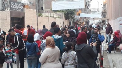 صور| اصطفاف الناخبين أمام اللجان تزامنًا مع اقتراب غلق باب التصويت بالإسكندرية