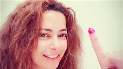 داليا مصطفى تدلي بصوتها في الانتخابات المصرية 2018