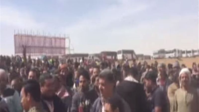 تجمعات عمال مصر أمام