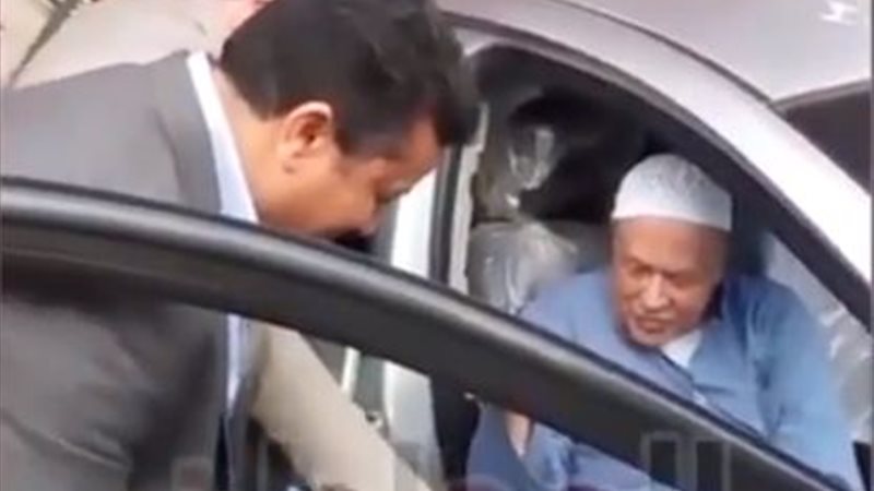 أثناء إدلاء المسن
