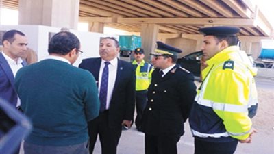مساعد وزير الداخلية يتفقد الخدمات المرورية أعلى الطرق 