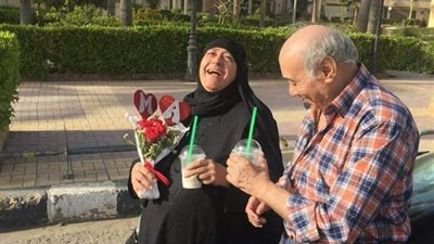 رجل مسن وزوجته يشعلان مواقع التواصل الاجتماعي 