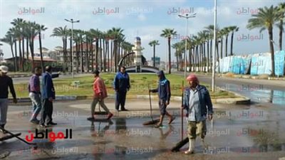رئيس مدينة رأس البر يقود حملة لرفع تراكمات مياه الأمطار (صور)