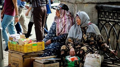 متكئون على الأرصفة يتعجبون من حال الدنيا.. والرزق الحلال أنهك ما تبقى من قوة