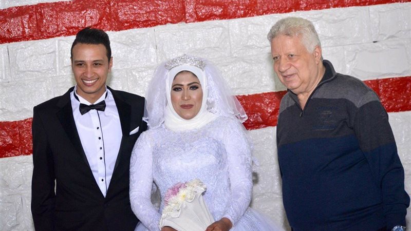 عروسان يحتفلان بزفافهما