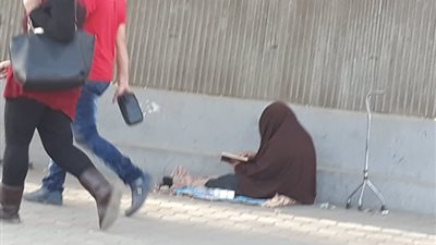 بائعى المناديل.. مجهولون في الأرض يتقربون لرب السماء