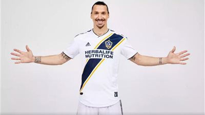 إبراهيموفيتش يواصل هوايته ويسجل في المباراة الأولي في الدوري