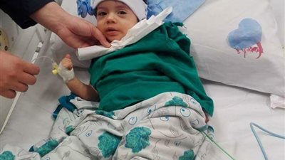 صور| أب يستغيث بمدير مستشفى 57357 لإنقاذ طفلته 
