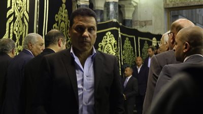 حسام البدري يقدم واجب العزاء في والدة إيهاب لهيطة 