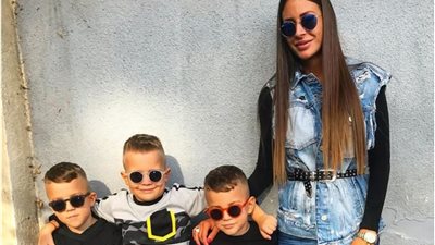صور| أم تفتخر بوسامة وأناقة أبنائها الثلاثة