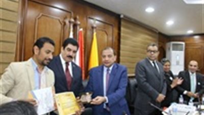 تكريم وكيل الفنون التطبيقية بجامعة بنى سويف لتميزه في ملتقى 