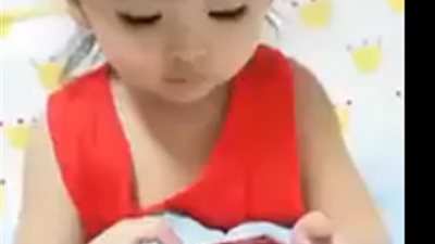 فيديو| طفلة ذكية أمسك والدها بها مستيقظة 