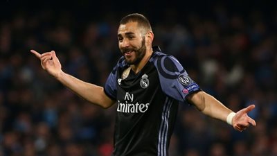 صورة .. تكريم خاص لبنزيما بحضور رئيس ريال مدريد