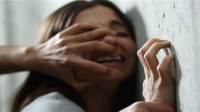 عشرينية تتعرض للإغتصاب والشرطة تقتحم غرفة نومها وتلقي القبض عليها
