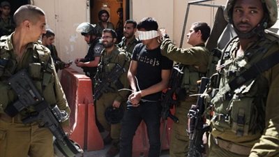 الاحتلال يشن حملة اعتقالات موسعة بين الأطفال بالخليل 