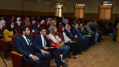 طلاب كلية التجارة تنظم المؤتمر الطلابى الأول 