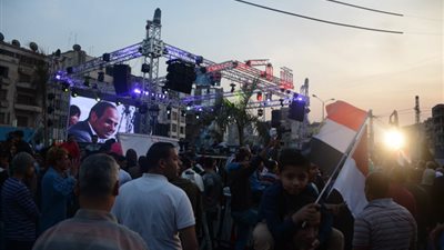فيديو| أعلام مصر تزين ميدان روكسي احتفالاً بفوز السيسي في انتخابات الرئاسة 2018