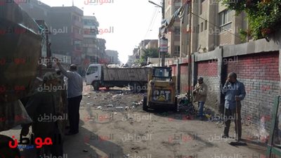 صور| رفع القمامة والمخلفات فى حملة نظافة بمحلة مرحوم بالغربية